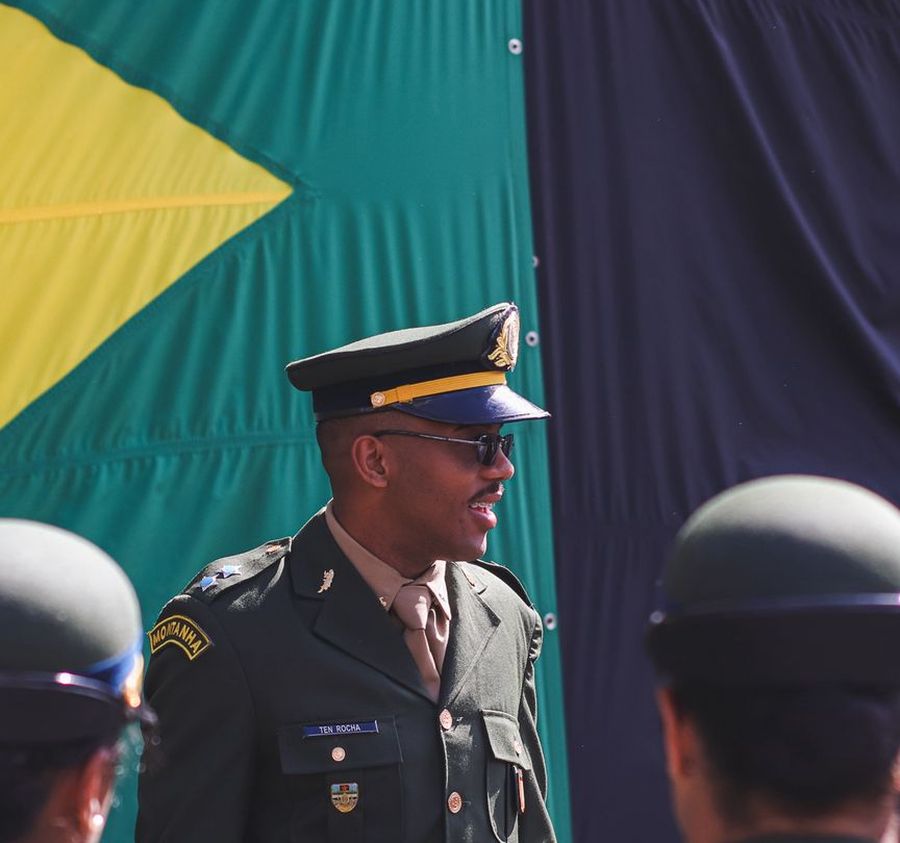 Lucas em uniforme de gala, período em que atuou como pregoeiro